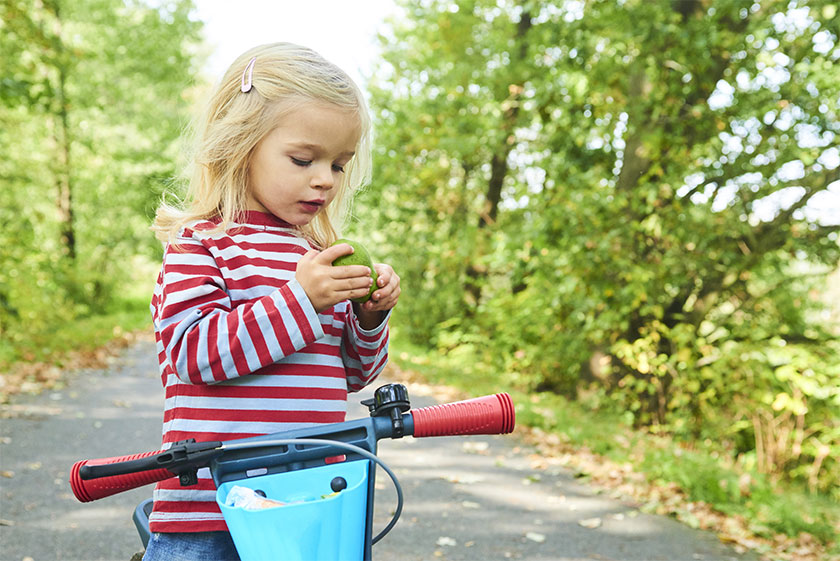 Pige på løbecykel